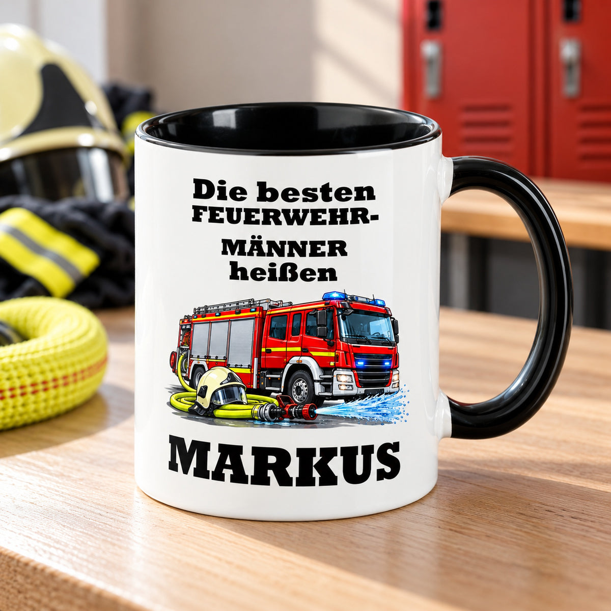 Schräge Ansicht der personalisierten Feuerwehrmann-Tasse mit sichtbarer schwarzer Innenseite und schwarzem Henkel.