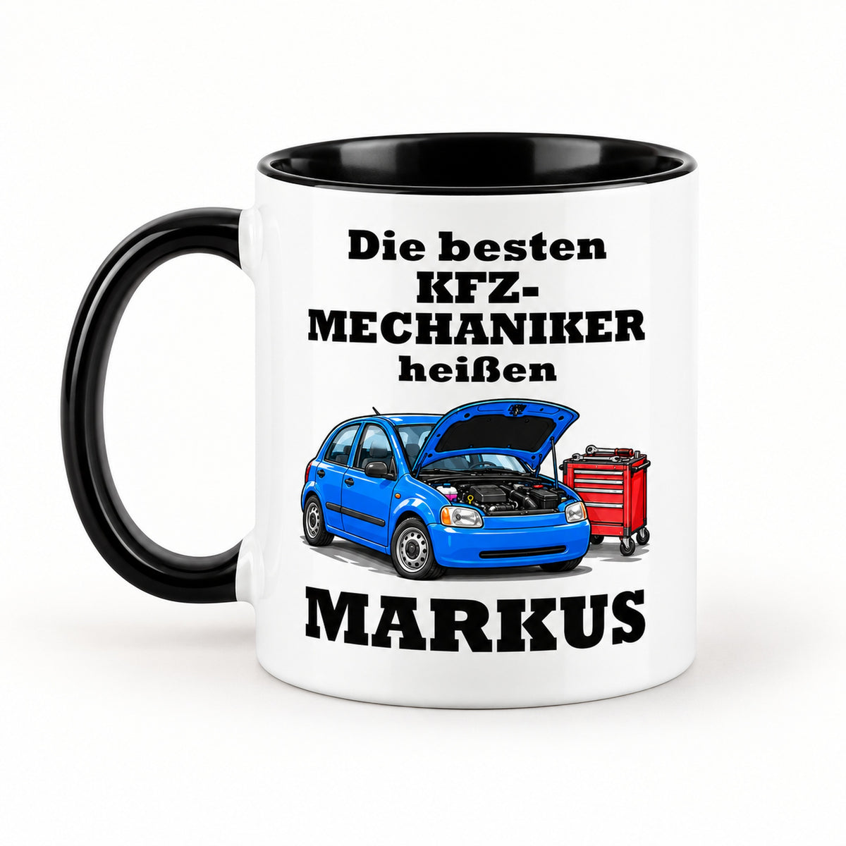 Rückseite der KFZ-Mechaniker-Tasse mit demselben Cartoonmotiv und Wunschnamen, schwarzer Henkel links.