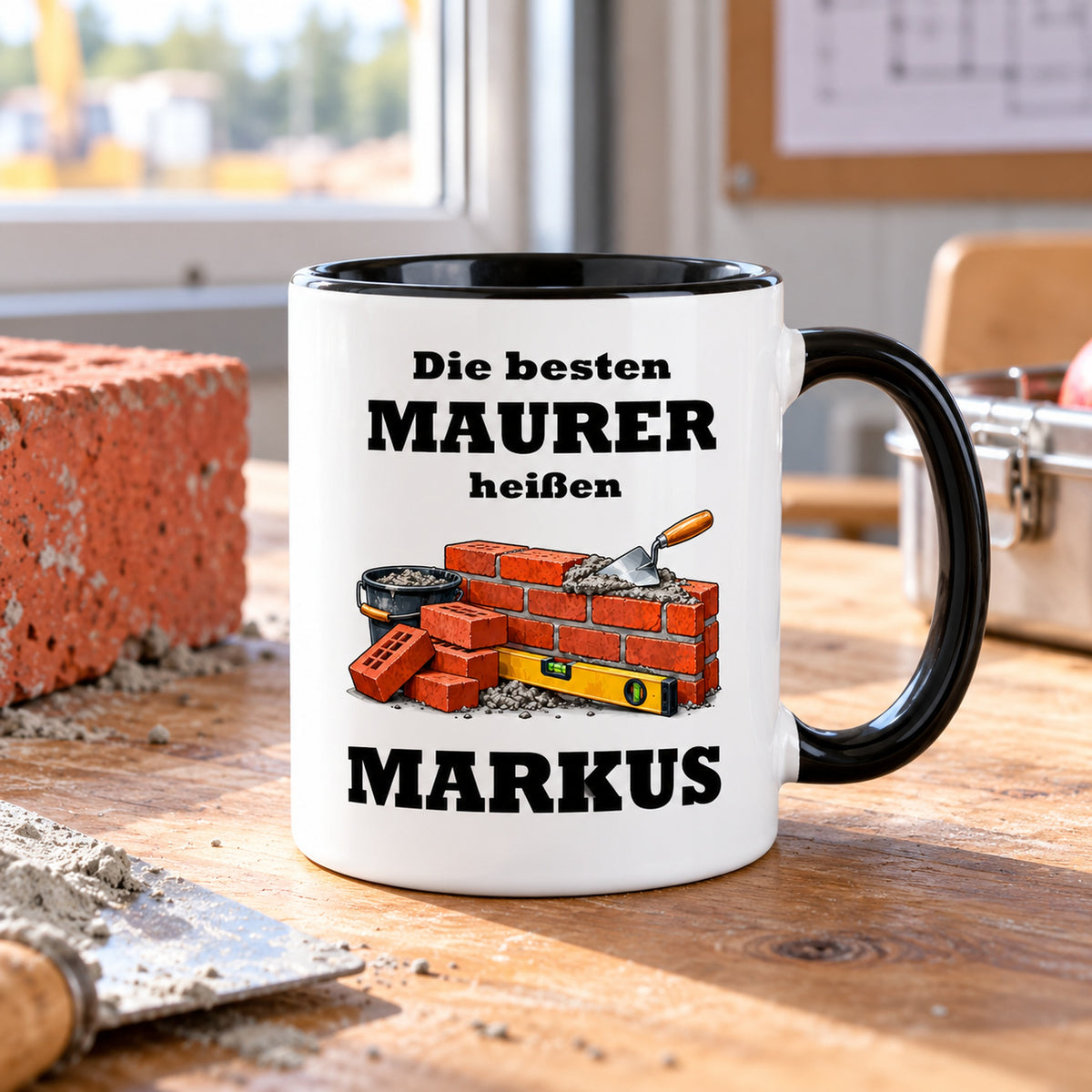 Personalisierte Maurer-Tasse mit Cartoonmotiv, weißem Körper und schwarzem Henkel in einer passenden Umgebung.