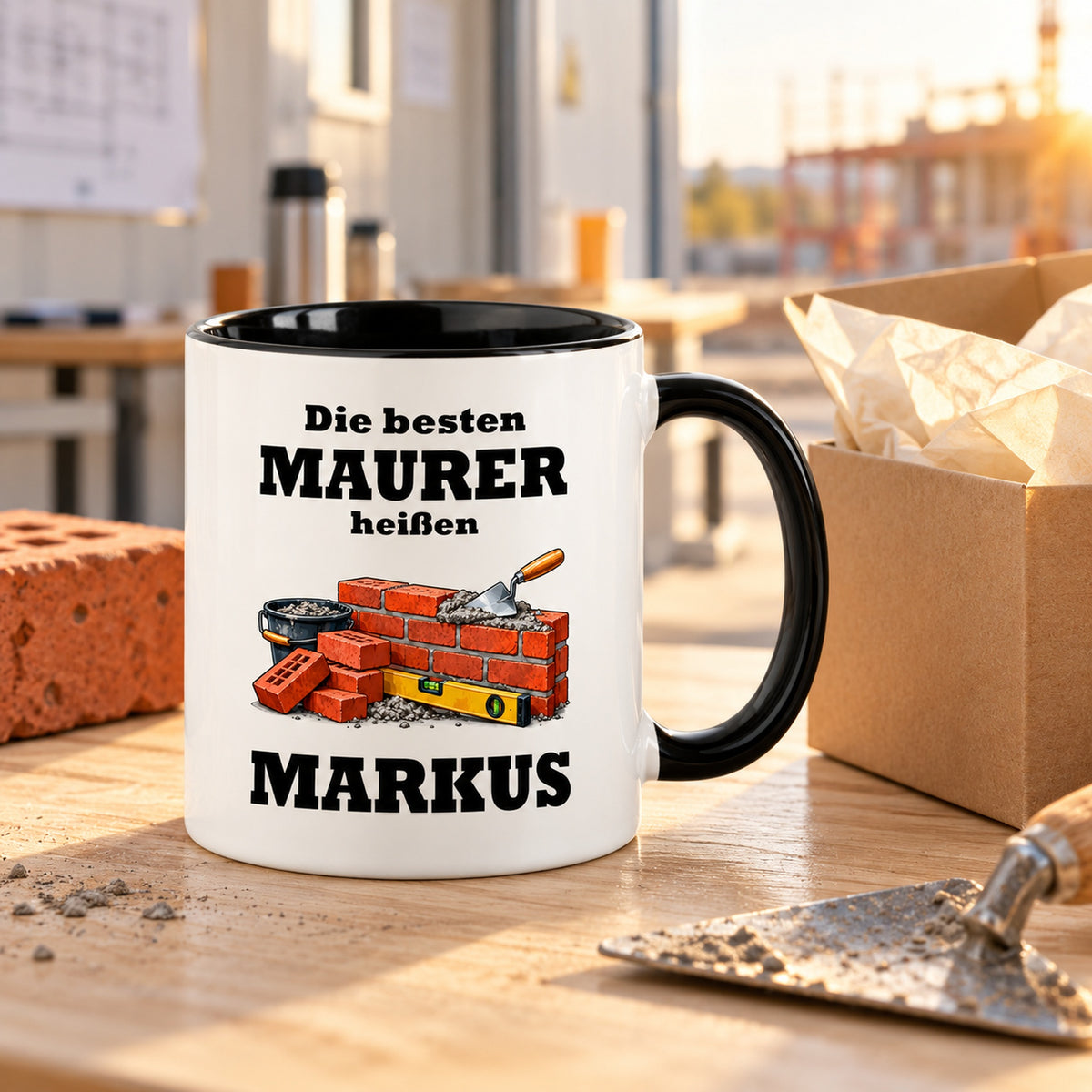 Maurer-Tasse als Geschenkidee mit dekorativer Geschenkverpackung; die Verpackung ist nicht enthalten.