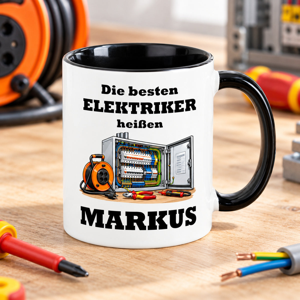 Schräge Ansicht der personalisierten Elektriker-Tasse mit sichtbarer schwarzer Innenseite und schwarzem Henkel.