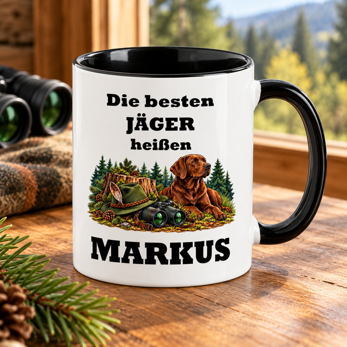 Schräge Ansicht der personalisierten Jäger-Tasse mit sichtbarer schwarzer Innenseite und schwarzem Henkel.