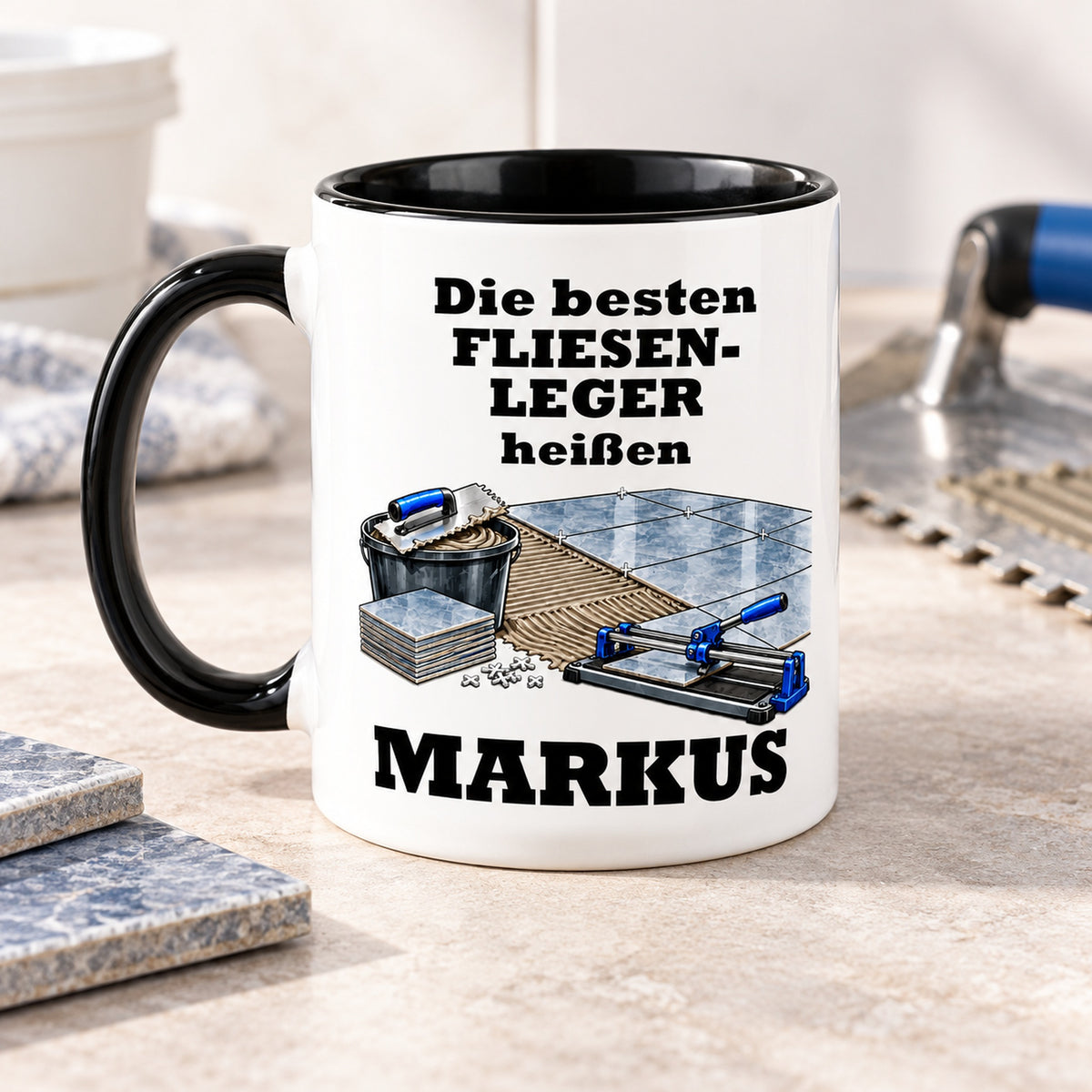 Rückseite der Fliesenleger-Tasse mit demselben Cartoonmotiv und Wunschnamen, schwarzer Henkel links.