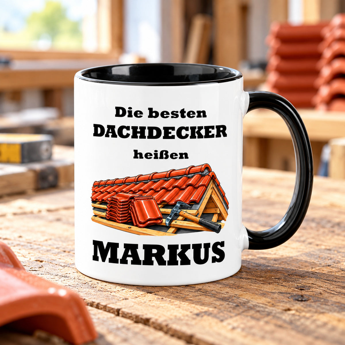 Personalisierte Dachdecker-Tasse mit Cartoonmotiv, weißem Körper und schwarzem Henkel in einer passenden Umgebung.