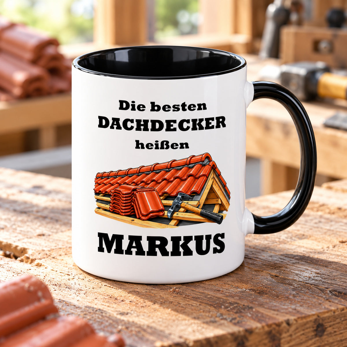 Schräge Ansicht der personalisierten Dachdecker-Tasse mit sichtbarer schwarzer Innenseite und schwarzem Henkel.