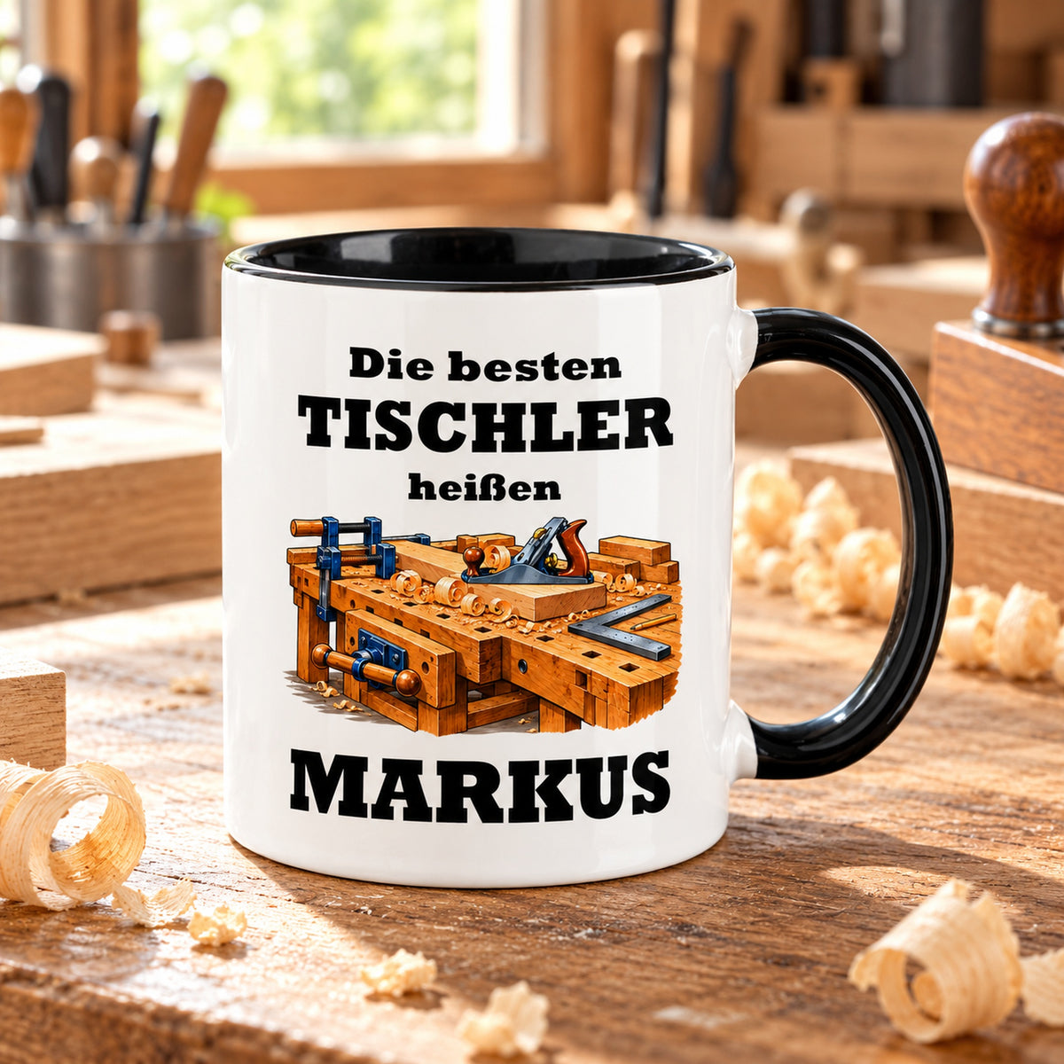 Personalisierte Tischler-Tasse mit Cartoonmotiv, weißem Körper und schwarzem Henkel in einer passenden Umgebung.