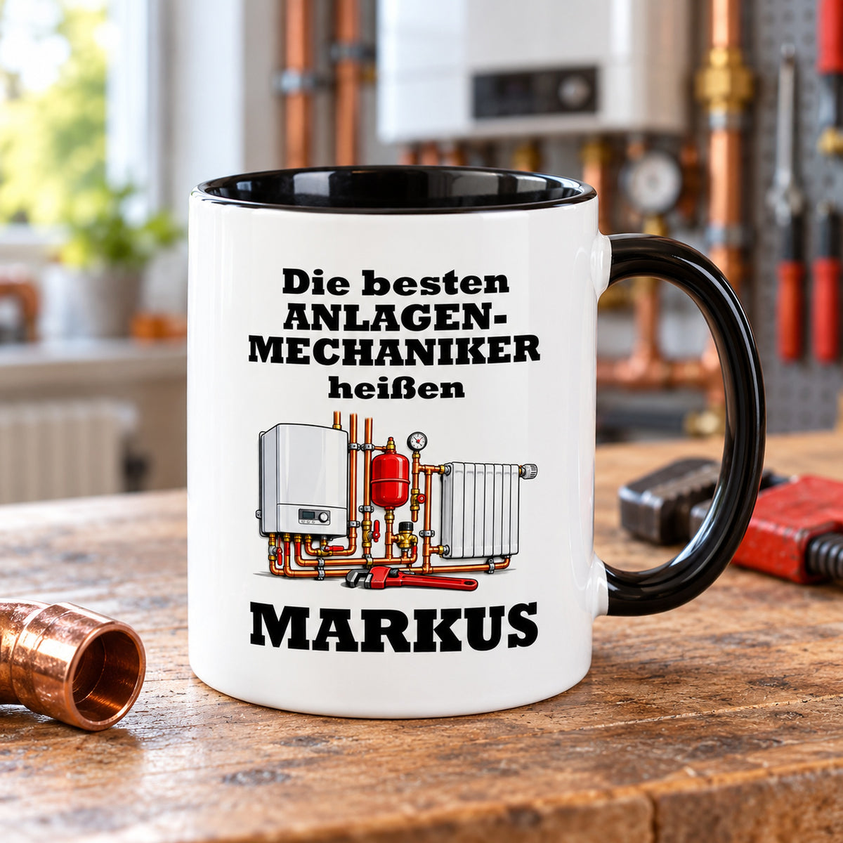 Personalisierte Anlagenmechaniker-Tasse mit Cartoonmotiv, weißem Körper und schwarzem Henkel in einer passenden Umgebung.