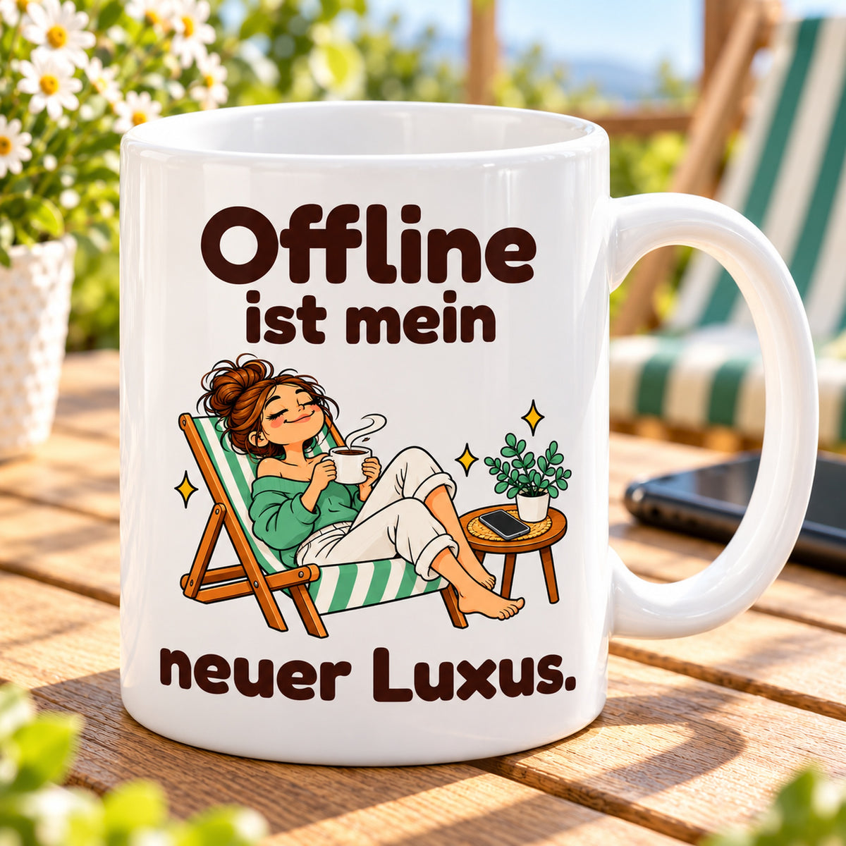 Schrägansicht der Keramiktasse „Offline-Luxus“ mit weißem Innenraum, Henkel und vollständigem Motiv.