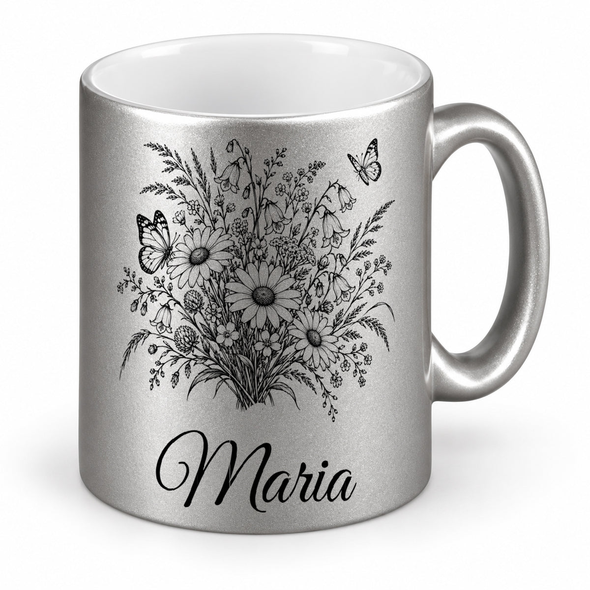 Silberne Tasse mit weißer Innenseite und schwarzem Schmetterlings- und Wiesenblumenmotiv in schräger Ansicht.