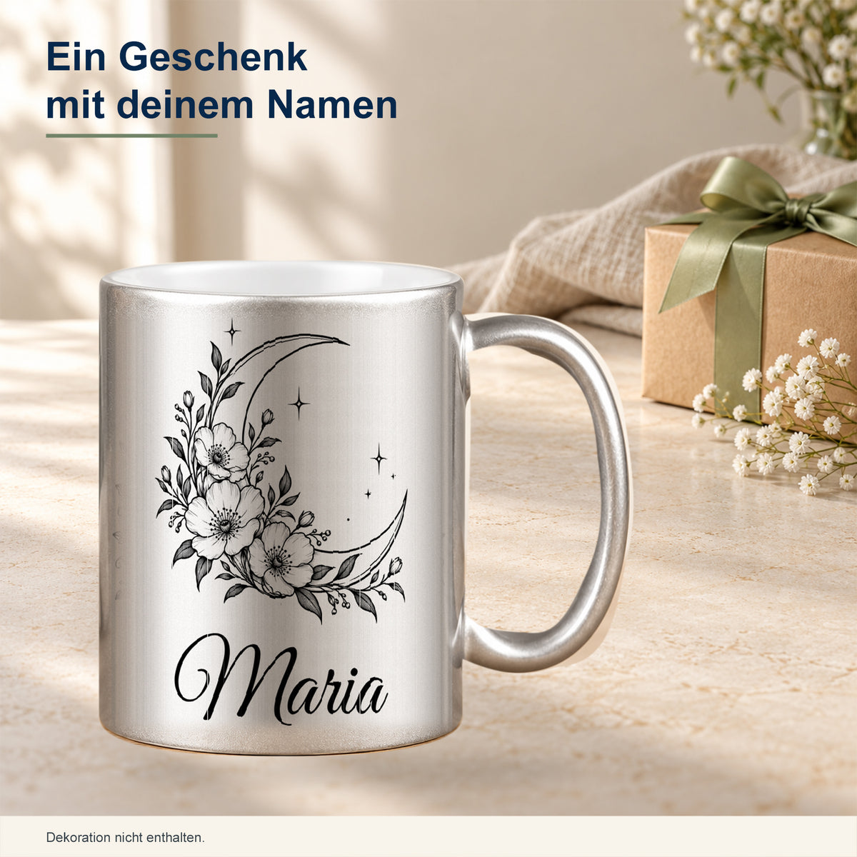 Silberne Tasse mit schwarzem Mond-Blumenmotiv und Wunschnamen als persönliche Geschenkidee in dekorierter Umgebung.