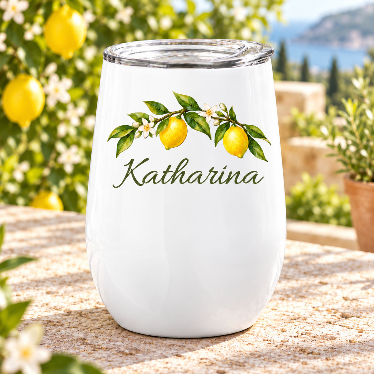Personalisierter Weinbecher mit Zitronen in schräger Ansicht