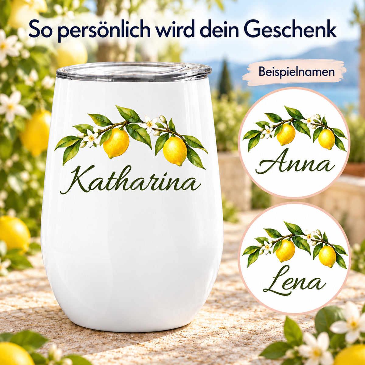 Ein Weinbecher mit Zitronen und Wunschname neben zwei runden flachen Motivdetails mit anderen Namen