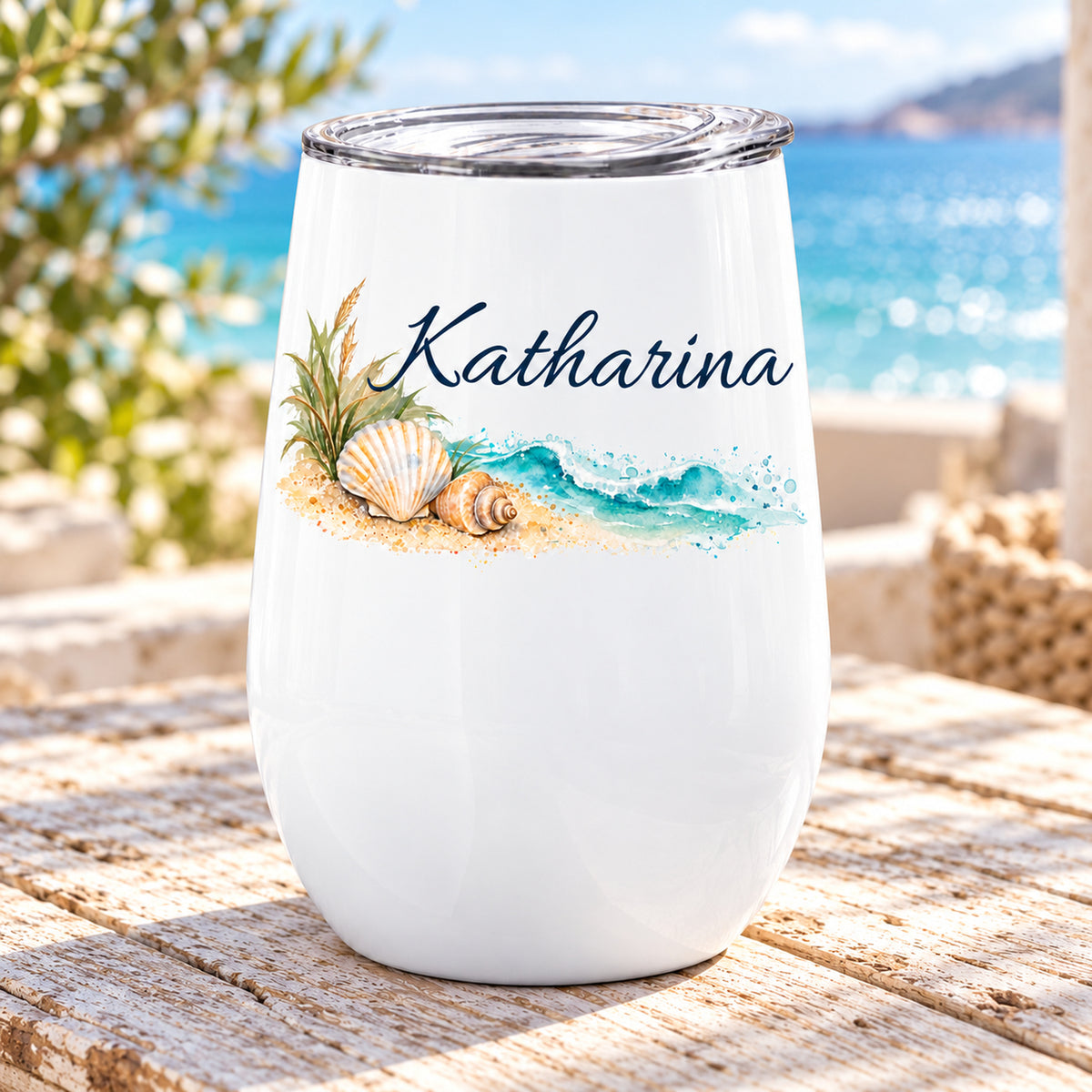 Personalisierter Weinbecher mit Muscheln und Wellen in schräger Ansicht