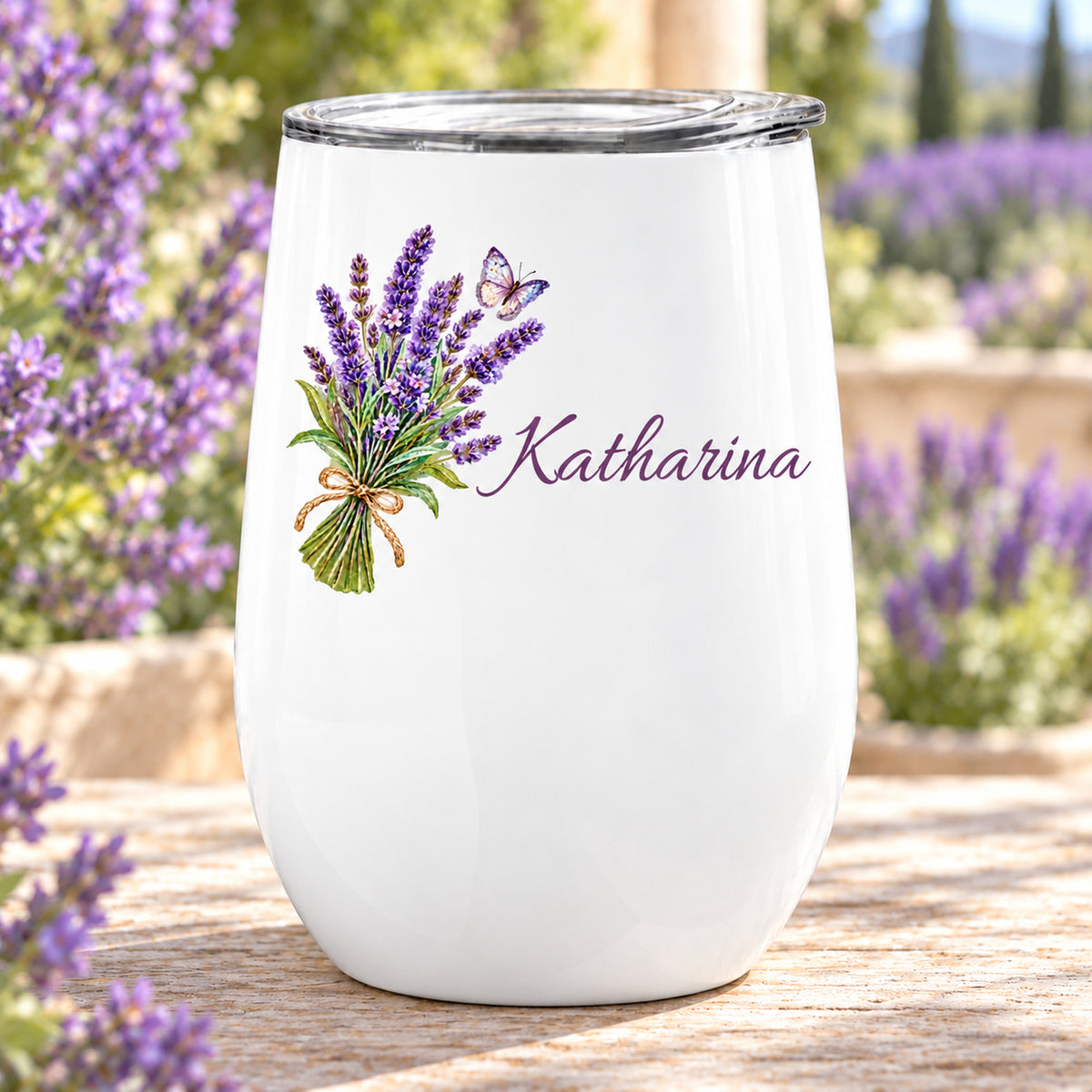 Weißer Weinbecher mit Lavendel und Wunschname in einer hellen Szene