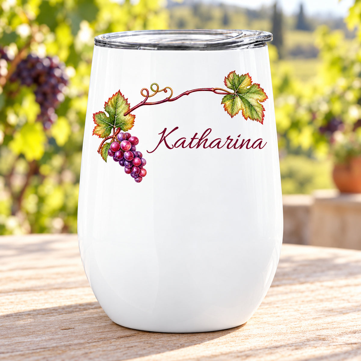 Weißer Weinbecher mit Weinlaub und Trauben und Wunschname in einer hellen Szene