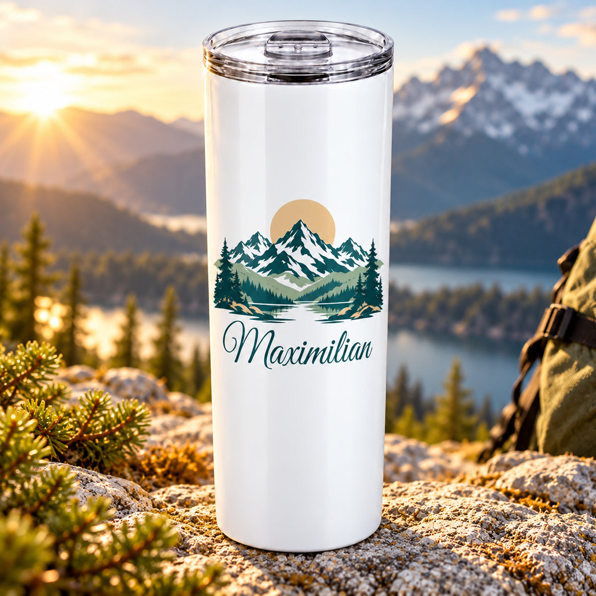 Weißer Thermobecher mit Berggipfeln und Sonne und großem Wunschnamen in Schreibschrift.