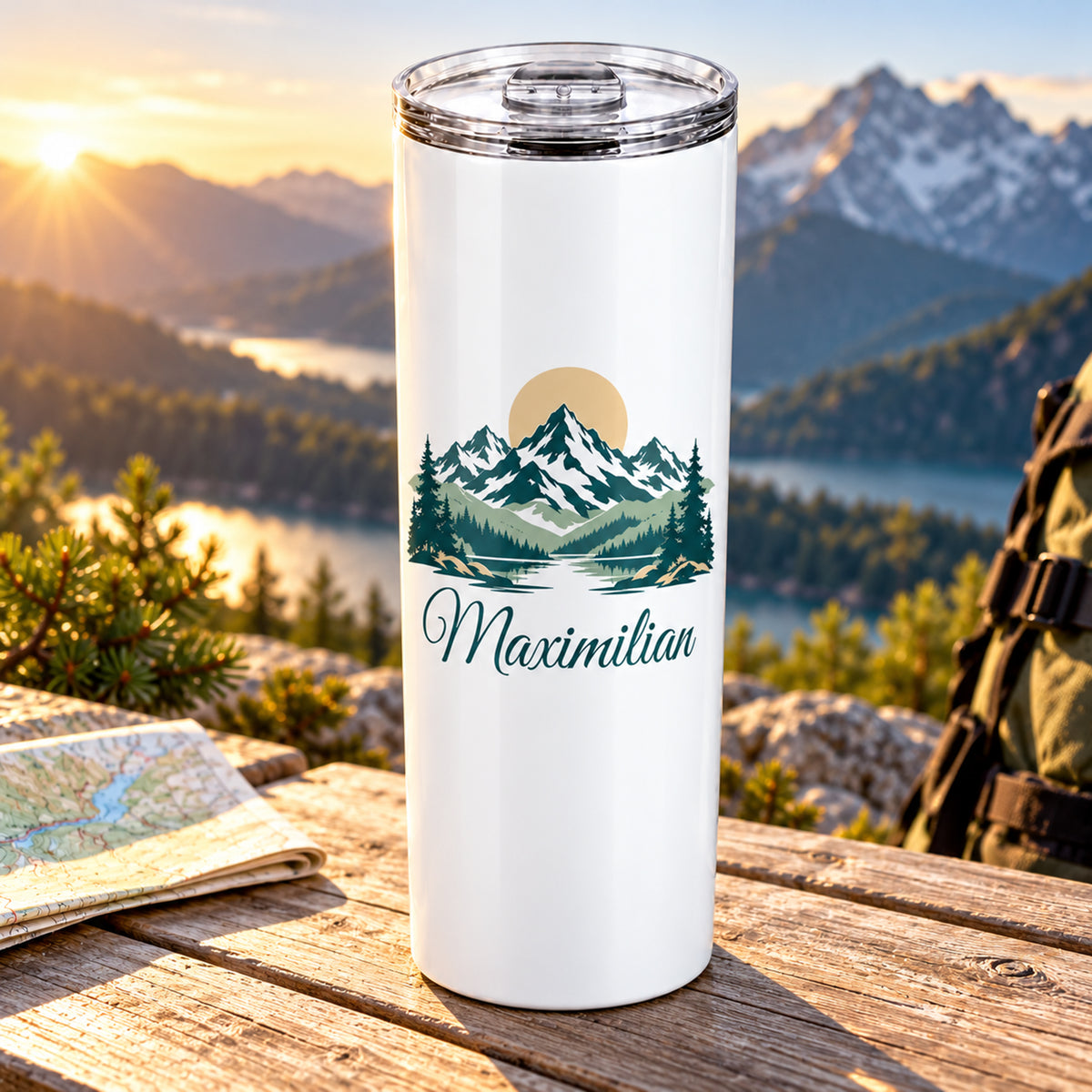 Thermobecher mit Berggipfeln, Sonne und Wunschname, seitlich auf hellem Fels dargestellt.