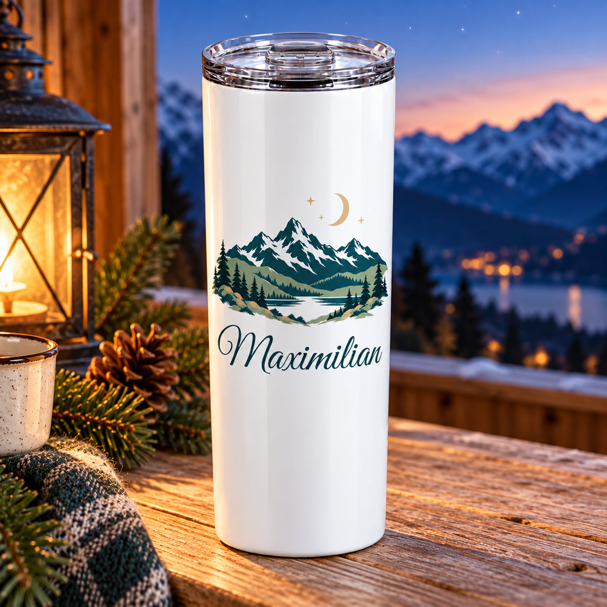 Thermobecher mit Bergen, Mond und Sternen und Wunschname, seitlich auf einem Tisch dargestellt.