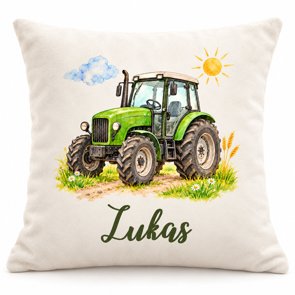 Cremeweißer Kissenbezug mit grünem Traktor auf einer Blumenwiese und Beispielname Lukas vor weißem Hintergrund.