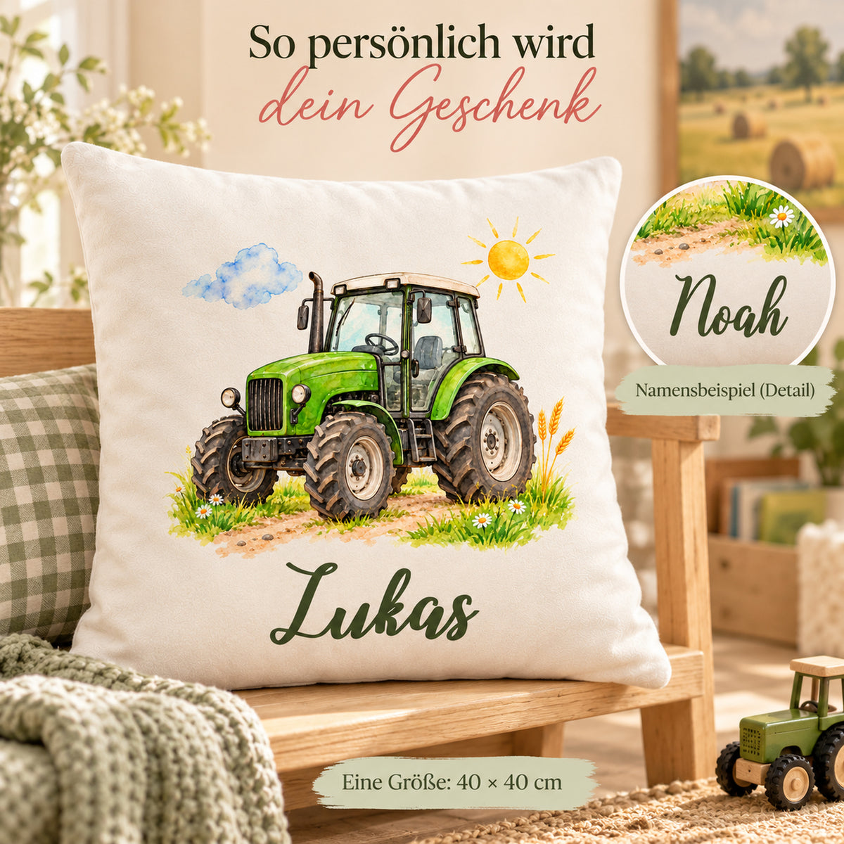 Personalisierungsbeispiel am Traktor-Kissen: Lukas auf dem Bezug und Noah im runden Namensdetail.