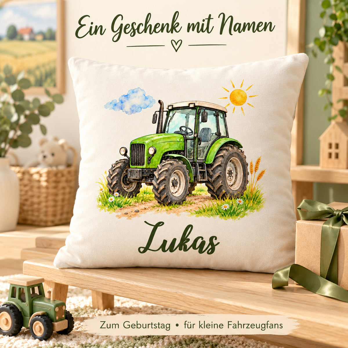 Traktor-Kissen mit Lukas neben einem verpackten Geschenk als persönliche Geschenkidee.