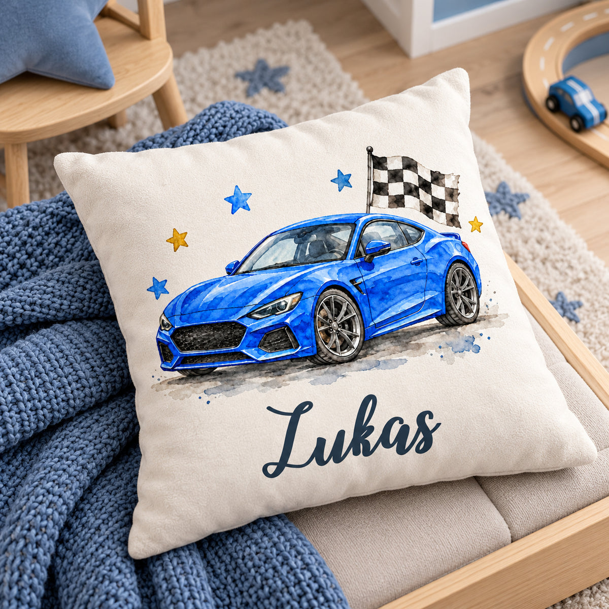 Sportwagen-Kissenbezug mit Lukas aus seitlicher Perspektive in einer gemütlichen Wohnszene.