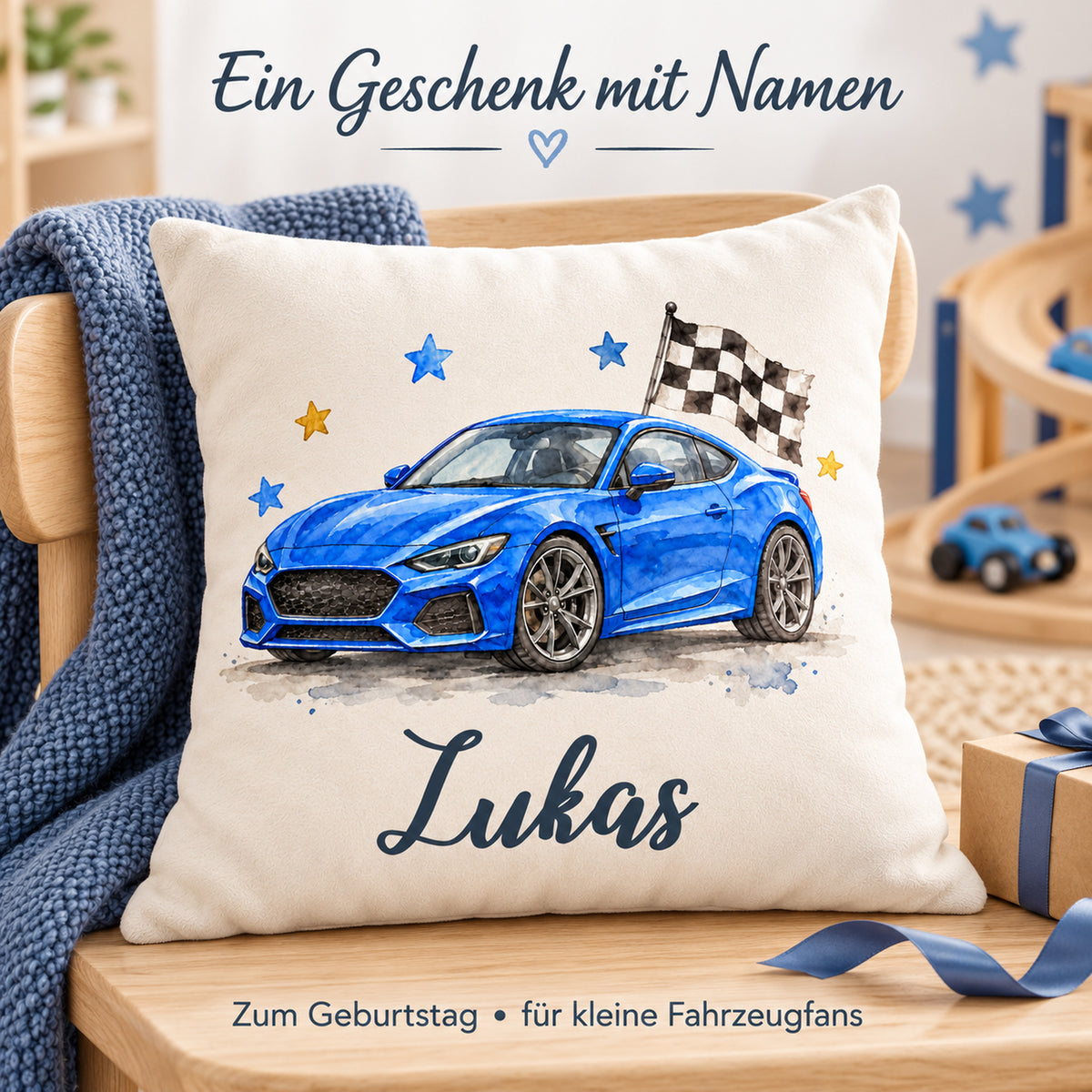 Sportwagen-Kissen mit Lukas neben einem verpackten Geschenk als persönliche Geschenkidee.