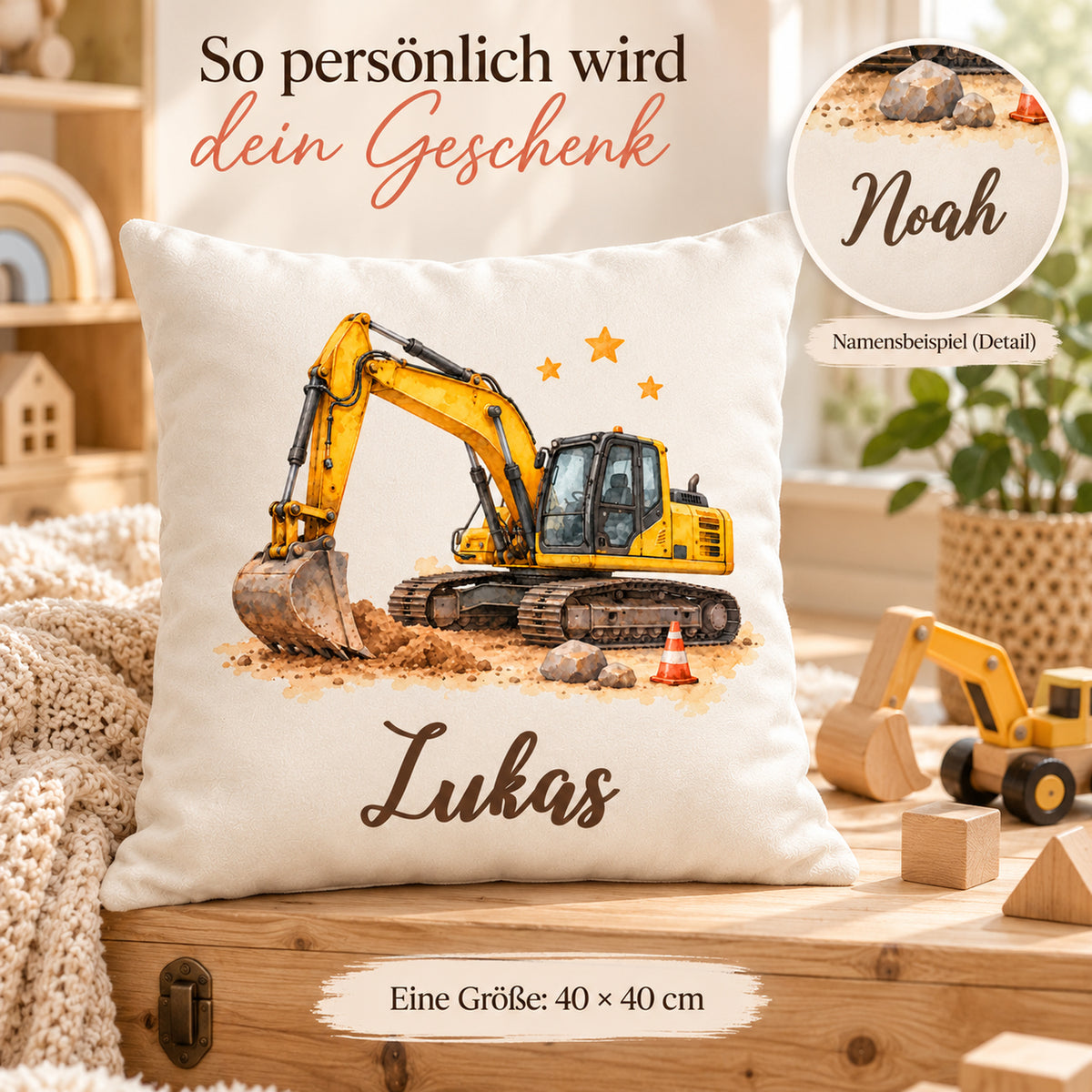 Personalisierungsbeispiel am Bagger-Kissen: Lukas auf dem Bezug und Noah im runden Namensdetail.