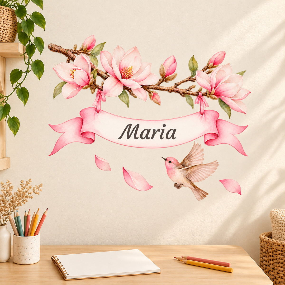 Magnolien-Wandtattoo mit Vogel und Wunschname als Wanddekoration über einem Schreibtisch im Kinderzimmer.