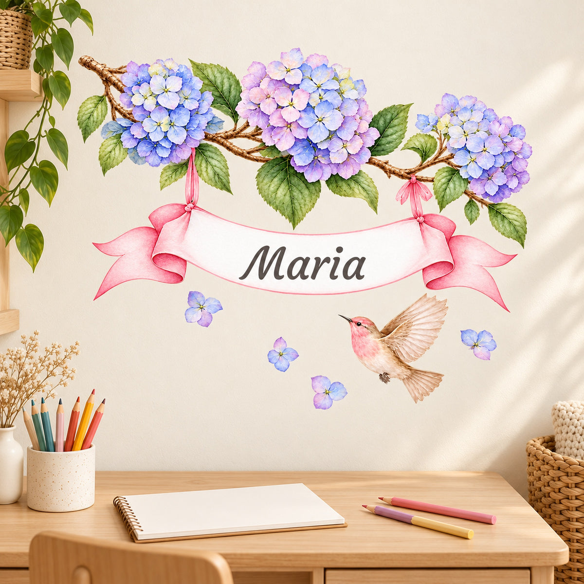 Hortensien-Wandtattoo mit Vogel und Wunschname als Wanddekoration über einem Schreibtisch im Kinderzimmer.