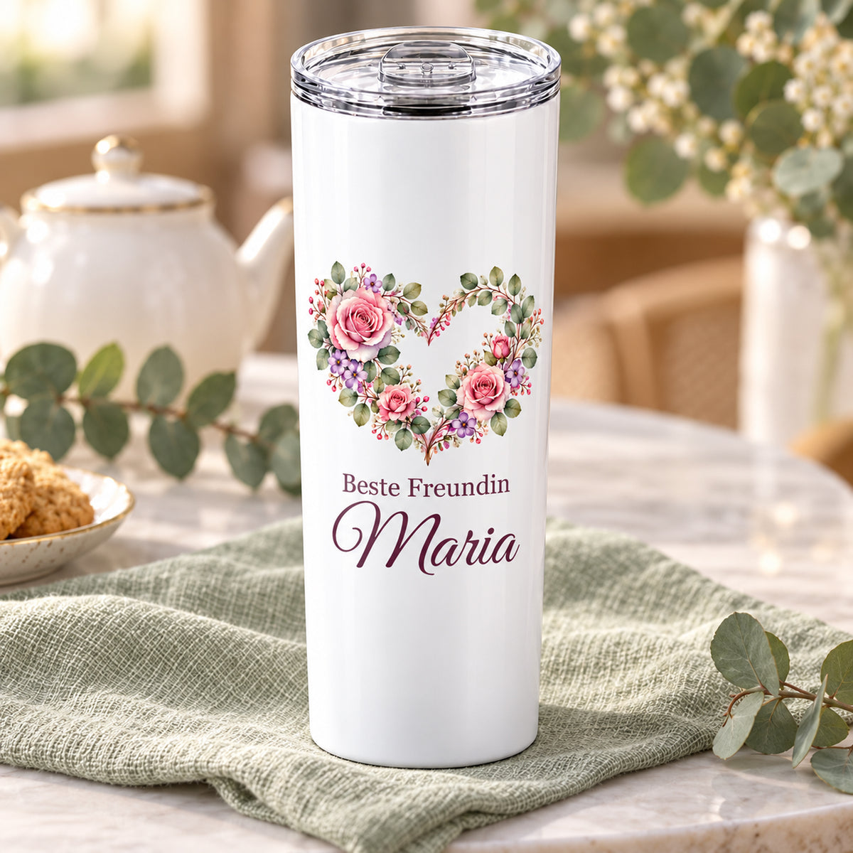 Weißer Thermobecher mit Motiv Blumenherz, Schriftzug Beste Freundin und Wunschname in einer weiteren Ansicht mit sichtbarem Aufdruck.