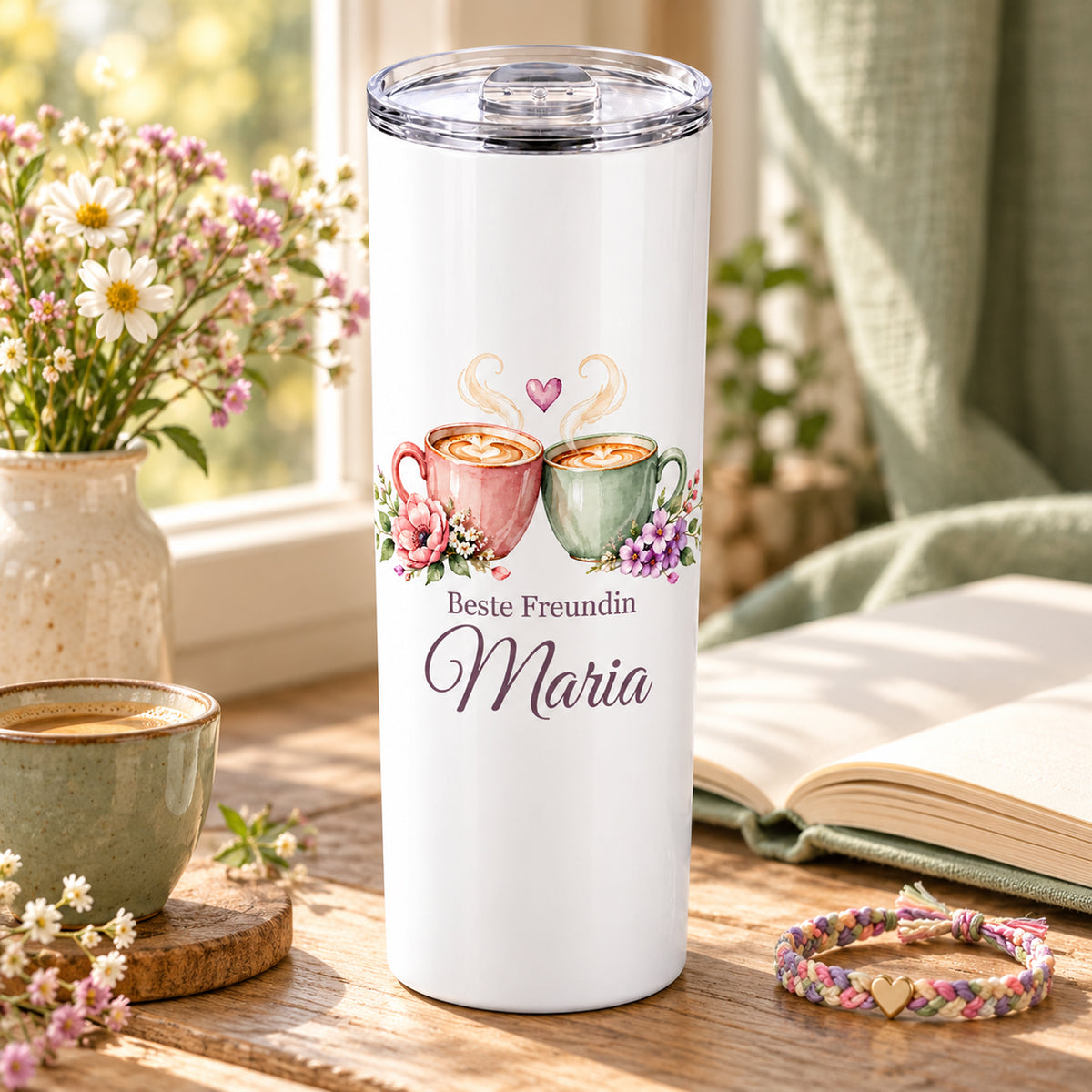 Weißer Thermobecher mit Motiv Kaffeeglück, Schriftzug Beste Freundin und Wunschname in einer wohnlichen Umgebung.