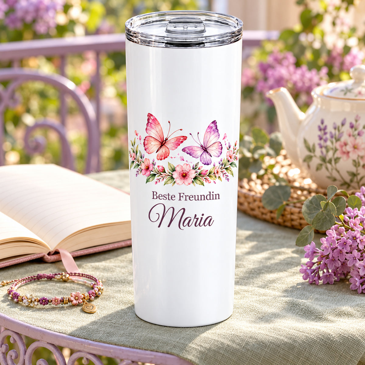 Weißer Thermobecher mit Motiv Für immer verbunden, Schriftzug Beste Freundin und Wunschname in einer weiteren Ansicht mit sichtbarem Aufdruck.