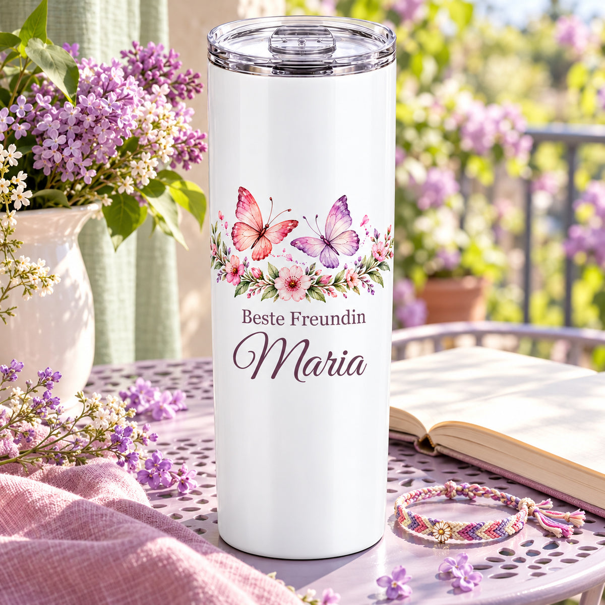 Weißer Thermobecher mit Motiv Für immer verbunden, Schriftzug Beste Freundin und Wunschname in einer wohnlichen Umgebung.