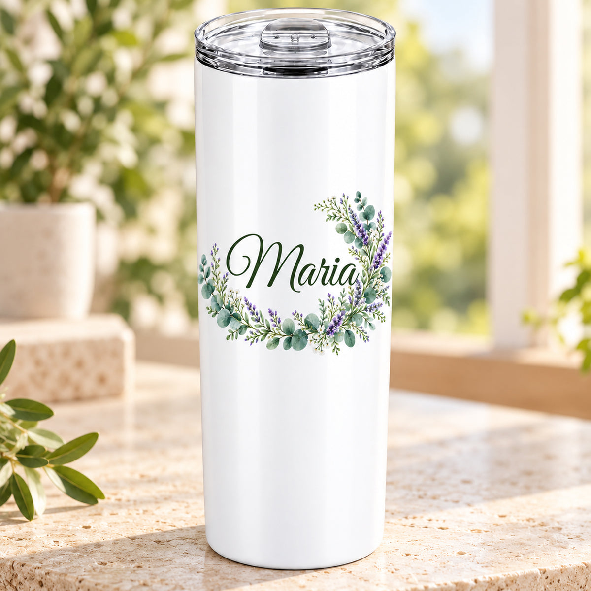 Weißer Thermobecher mit Motiv Lavendelzauber, Blumenranke und Name Wunschname in einer weiteren Ansicht mit sichtbarem Aufdruck.