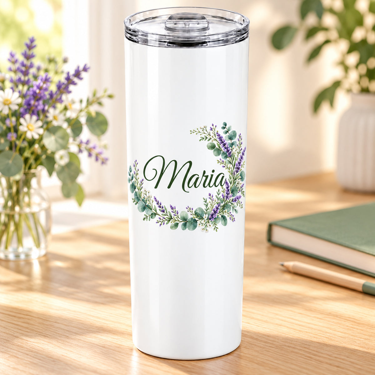 Weißer Thermobecher mit Motiv Lavendelzauber, Blumenranke und Name Wunschname in einer wohnlichen Umgebung.