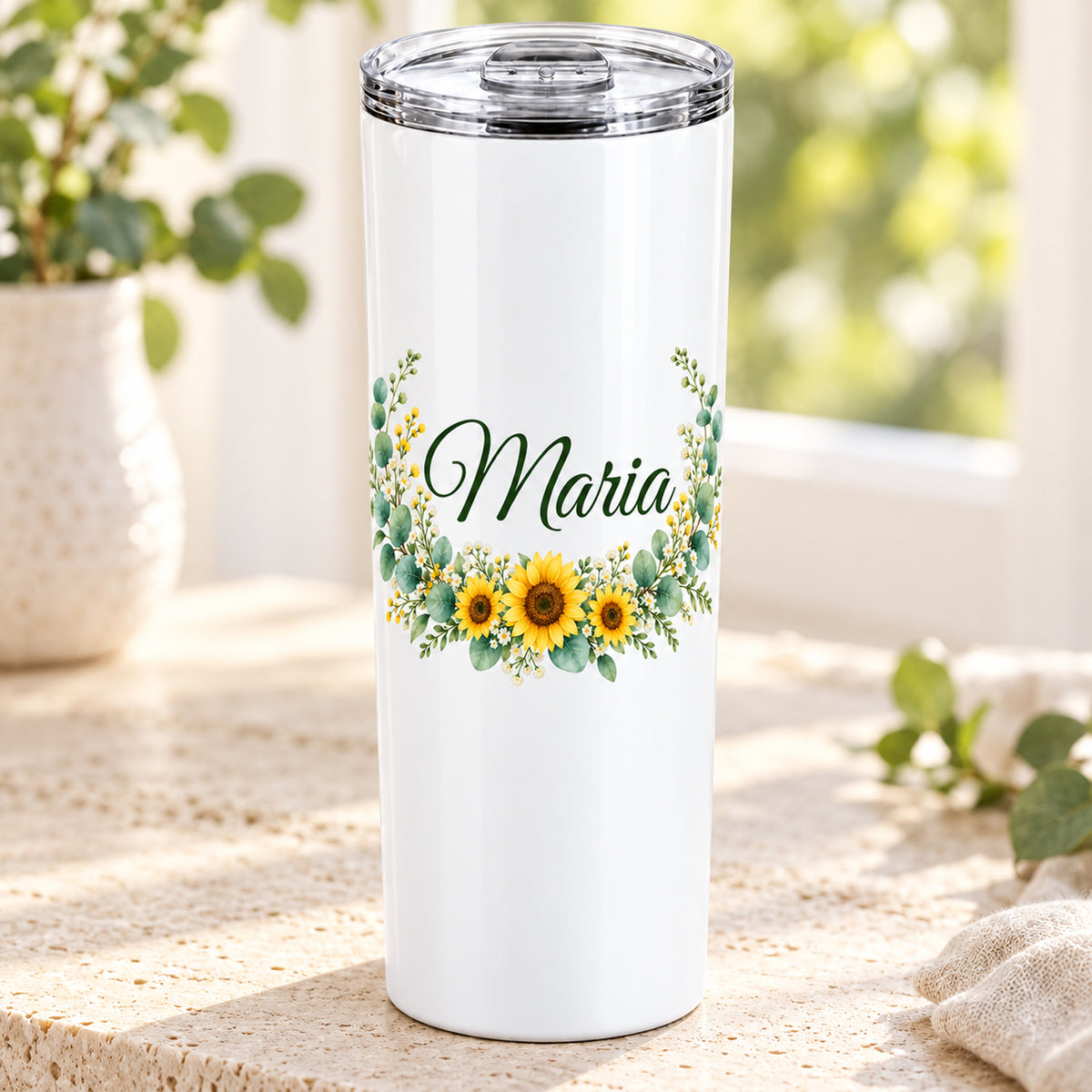 Weißer Thermobecher mit Motiv Sonnenblüten, Blumenranke und Name Wunschname in einer weiteren Ansicht mit sichtbarem Aufdruck.