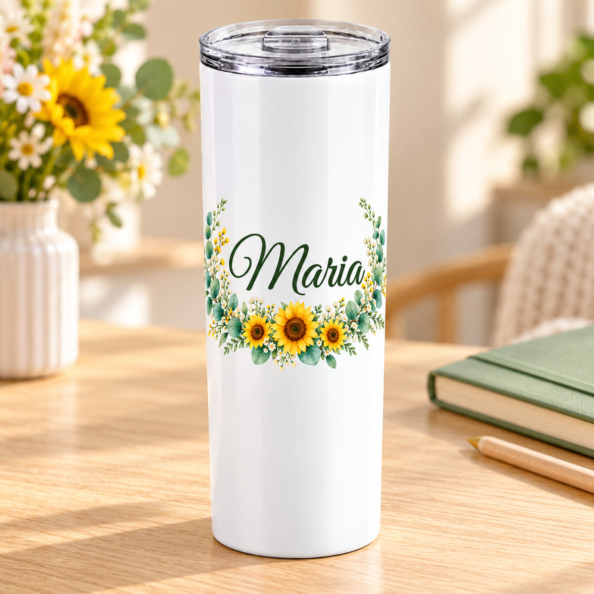 Weißer Thermobecher mit Motiv Sonnenblüten, Blumenranke und Name Wunschname in einer wohnlichen Umgebung.