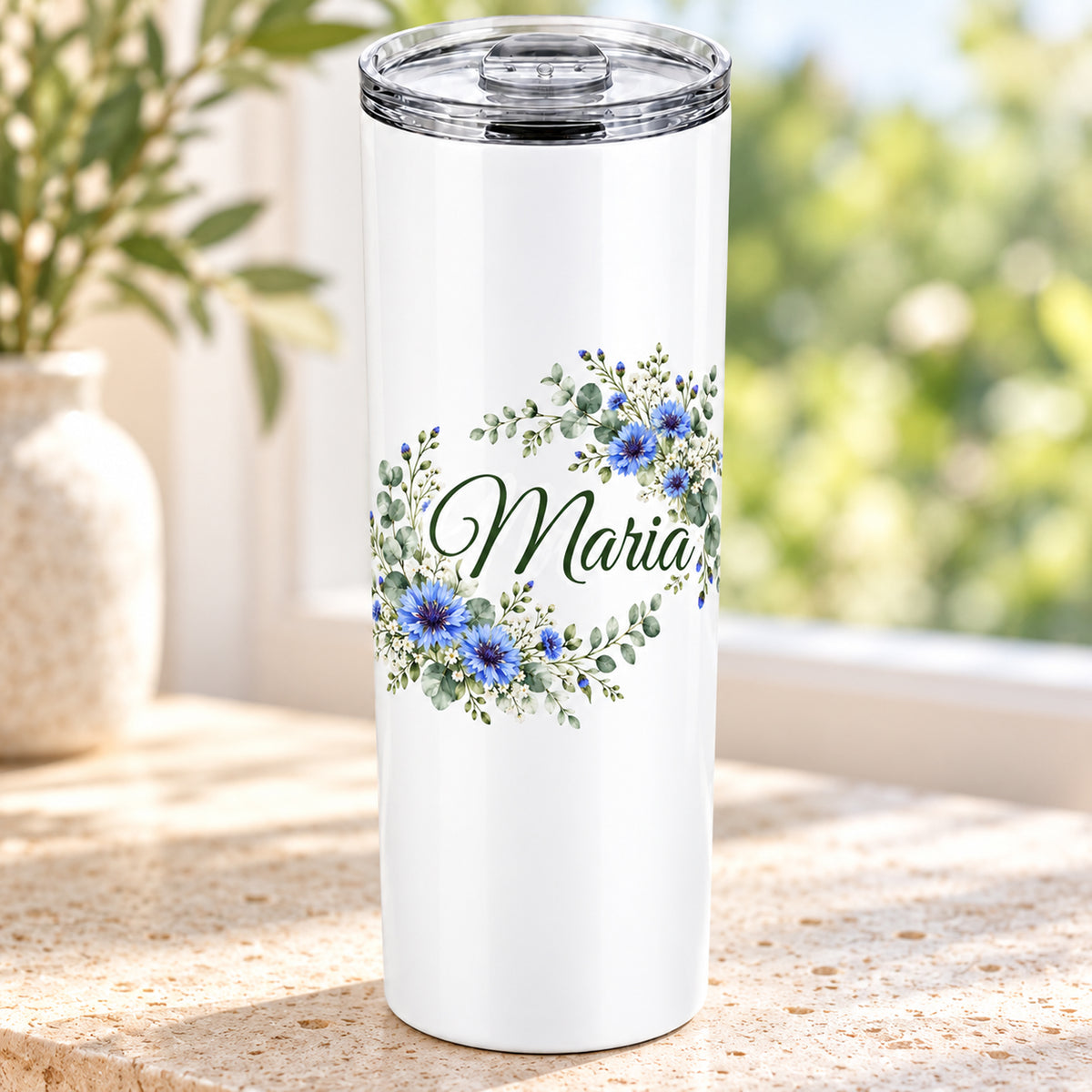 Weißer Thermobecher mit Motiv Kornblumentraum, Blumenranke und Name Wunschname in einer weiteren Ansicht mit sichtbarem Aufdruck.