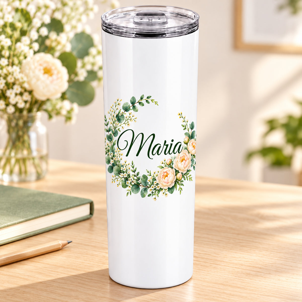 Weißer Thermobecher mit Motiv Pfingstrosenkranz, Blumenranke und Name Wunschname in einer wohnlichen Umgebung.