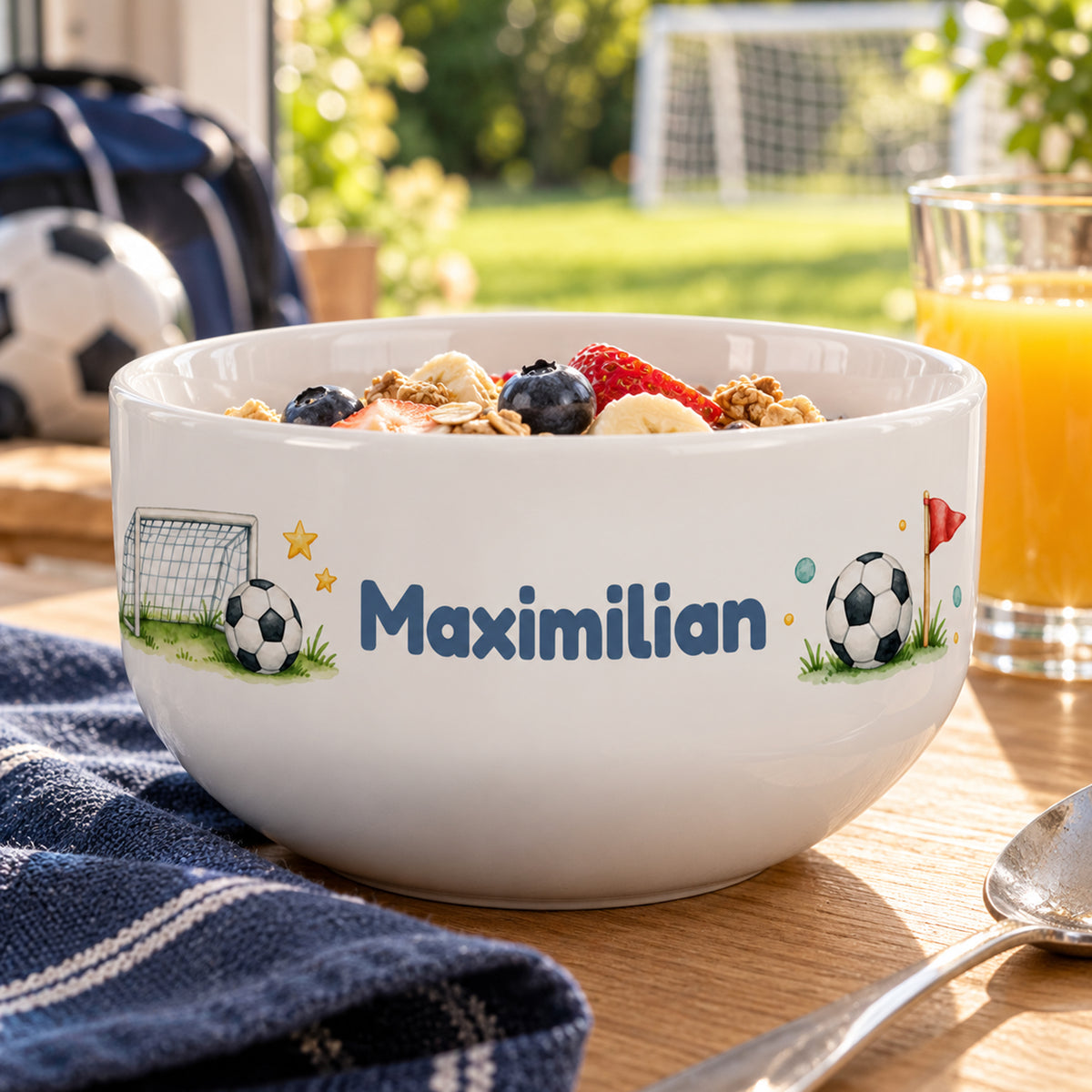 Müslischale mit Tor und Ball und Wunschname auf einem gedeckten Frühstückstisch