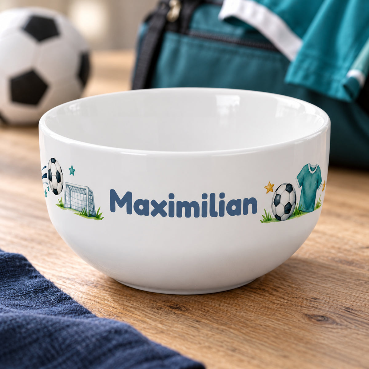 Müslischale mit Fußballtrikot und Ball und Wunschname schräg von vorne mit sichtbarem Innenraum