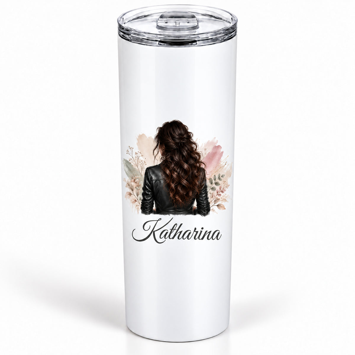 Weißer Thermobecher mit Namen, transparentem Deckel und Frauenmotiv mit dunklen Naturlocken und schwarzer Lederjacke vor weißem Hintergrund.