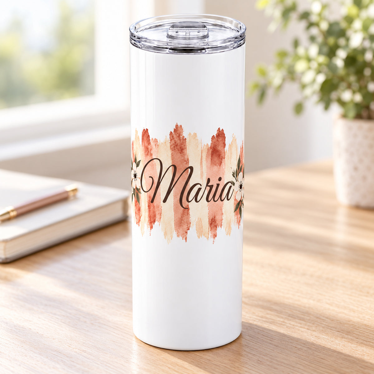 Weißer Thermobecher mit Motiv Terrakottablüte, personalisiertem Namen in einer weiteren Ansicht mit sichtbarem Aufdruck.