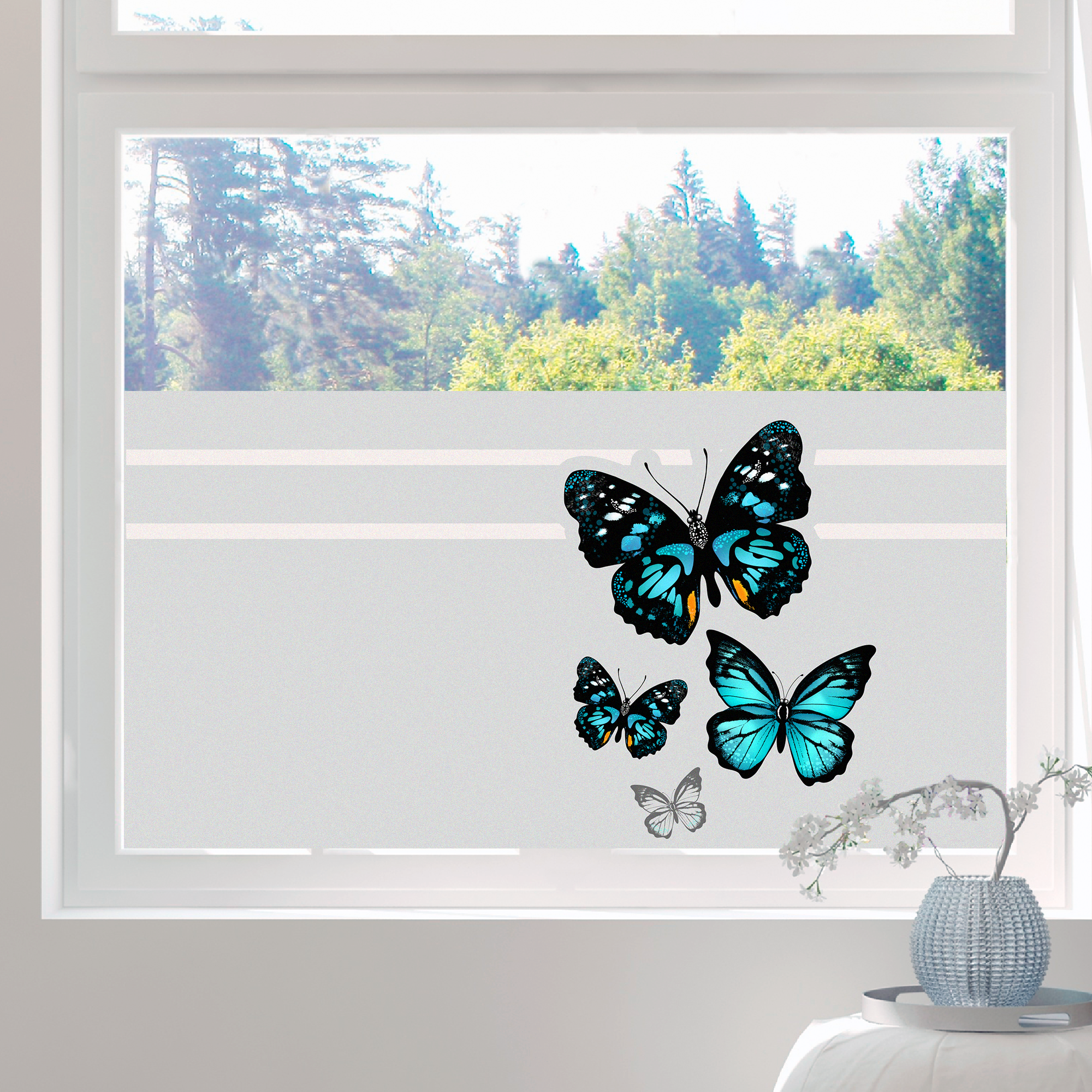 Bunte Schmetterlinge in Blau auf transparentem Fenster.