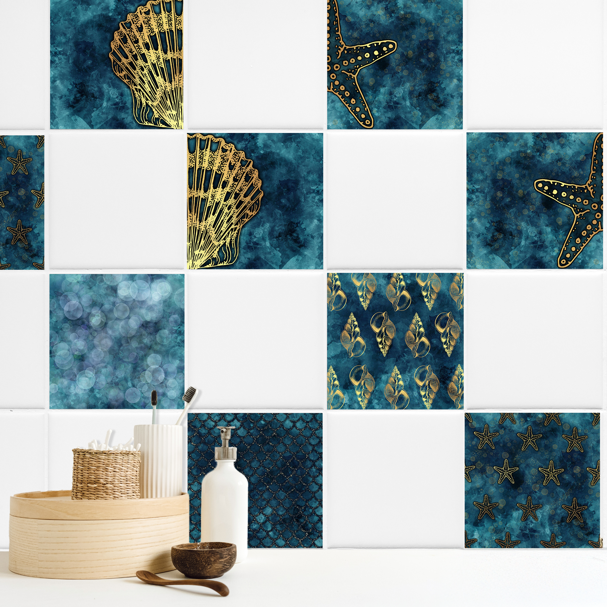 Blaue Fliesen mit goldenen Muscheln und Sternen.