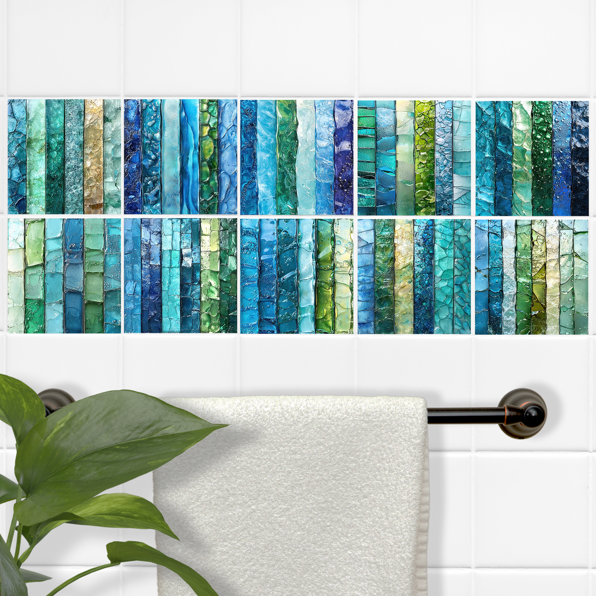 Bunte Mosaikfliesen in Blau- und Grüntönen.