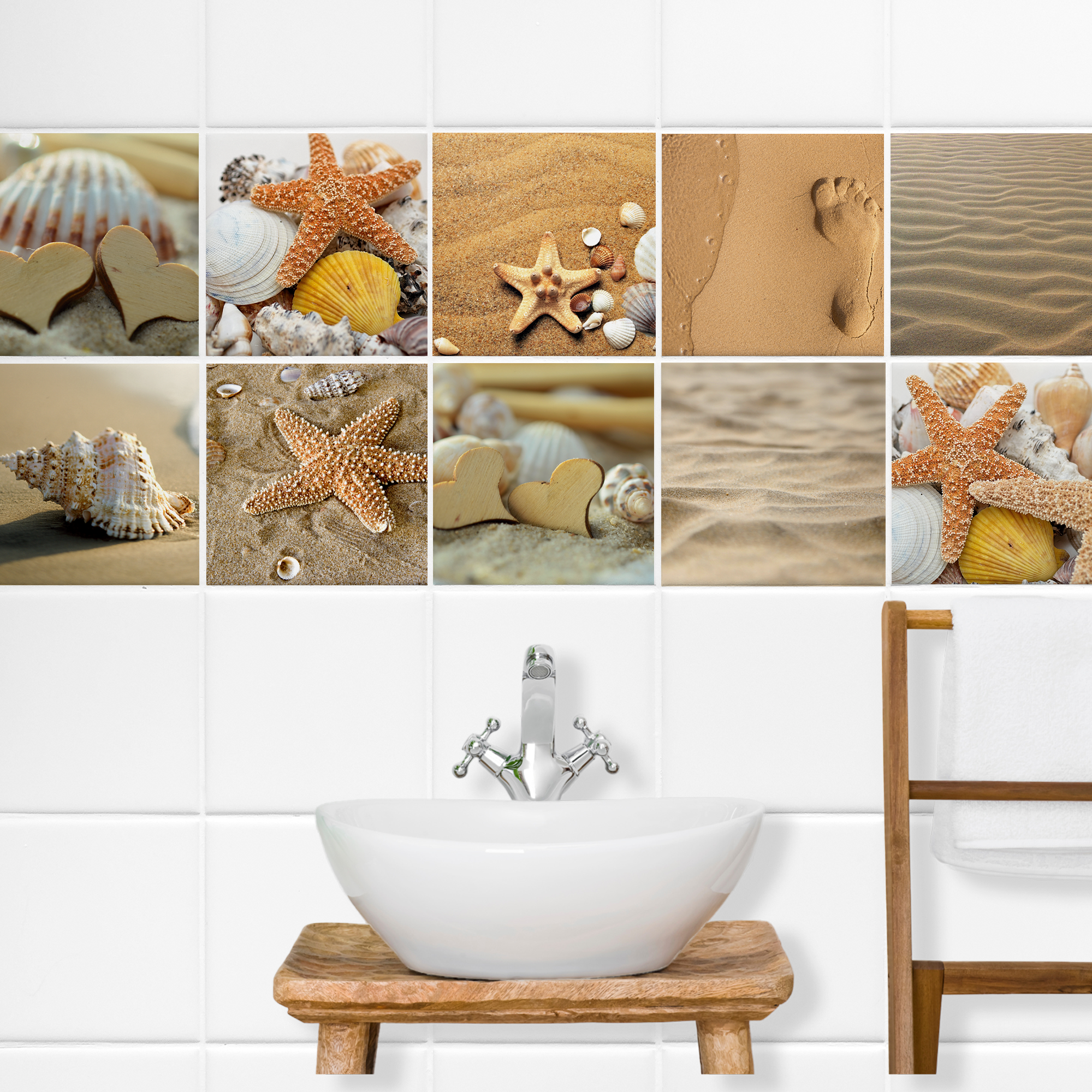 Weißes Waschbecken, Holzregal, Muscheln und Seesterne.