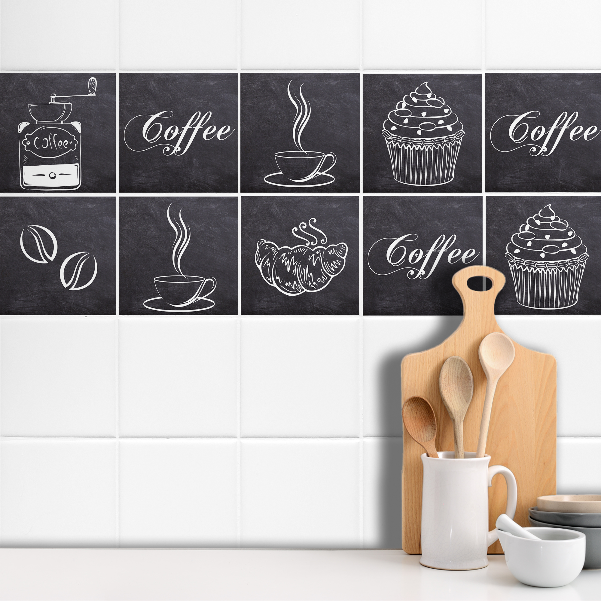 Schwarze Fliesen mit Kaffee-Motiven und Holzutensilien.