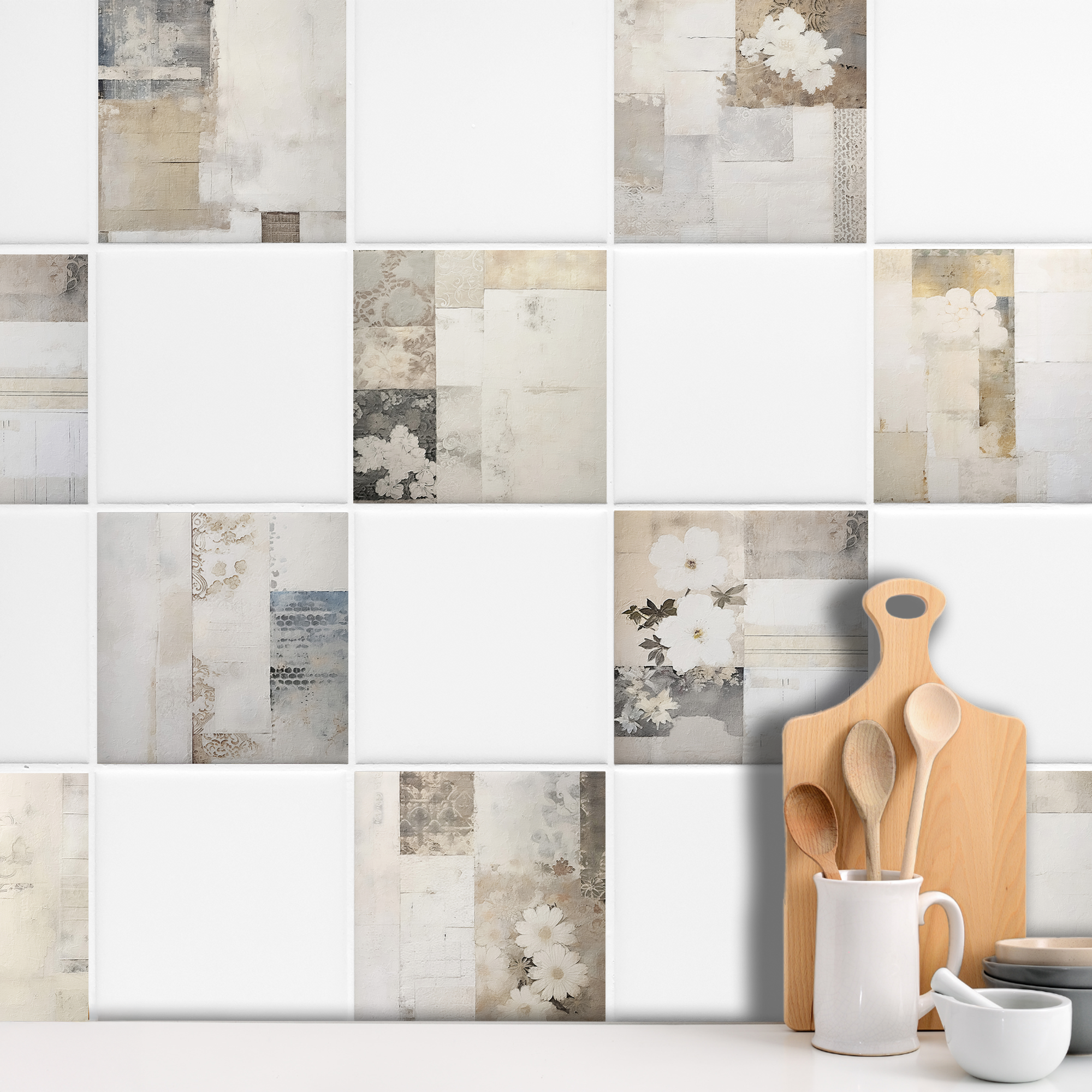 Fliesenmuster in Beige- und Grautönen mit floralen Akzenten.